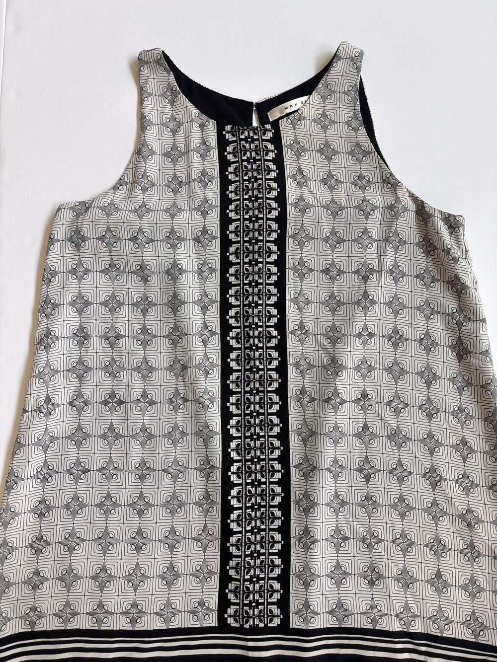 Max Studio Women's Black and White Geometric Print Sleeveless Tunic Top